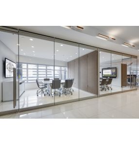 Vách ngăn kính cường lực 05